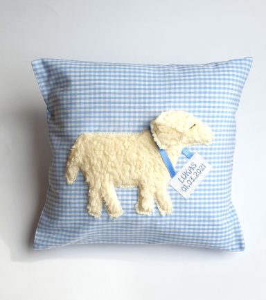 personalisiertes Kuschelkissen mit Schaf hellblau weiß kariert