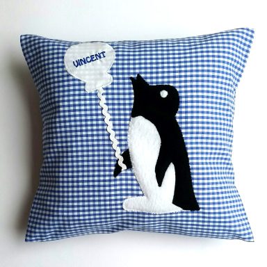 personalisiertes Kuschelkissen mit Pinguin aus Vichykarostoff 25x 28 cm