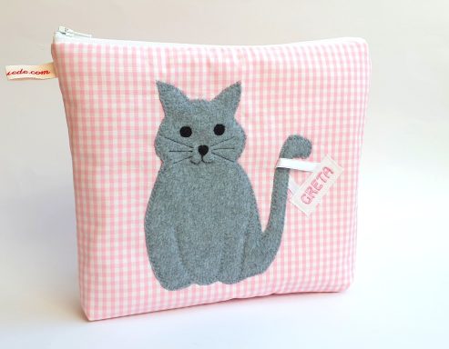 personalisierter, wattierter Kulturbeutel mit Katze aus Vichykarostoff 24 x19 x 4cm