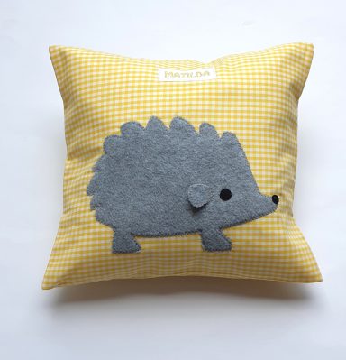 personalisierter, wattierter Kulturbeutel mit Igel aus Vichykarostoff  25 x28 cm