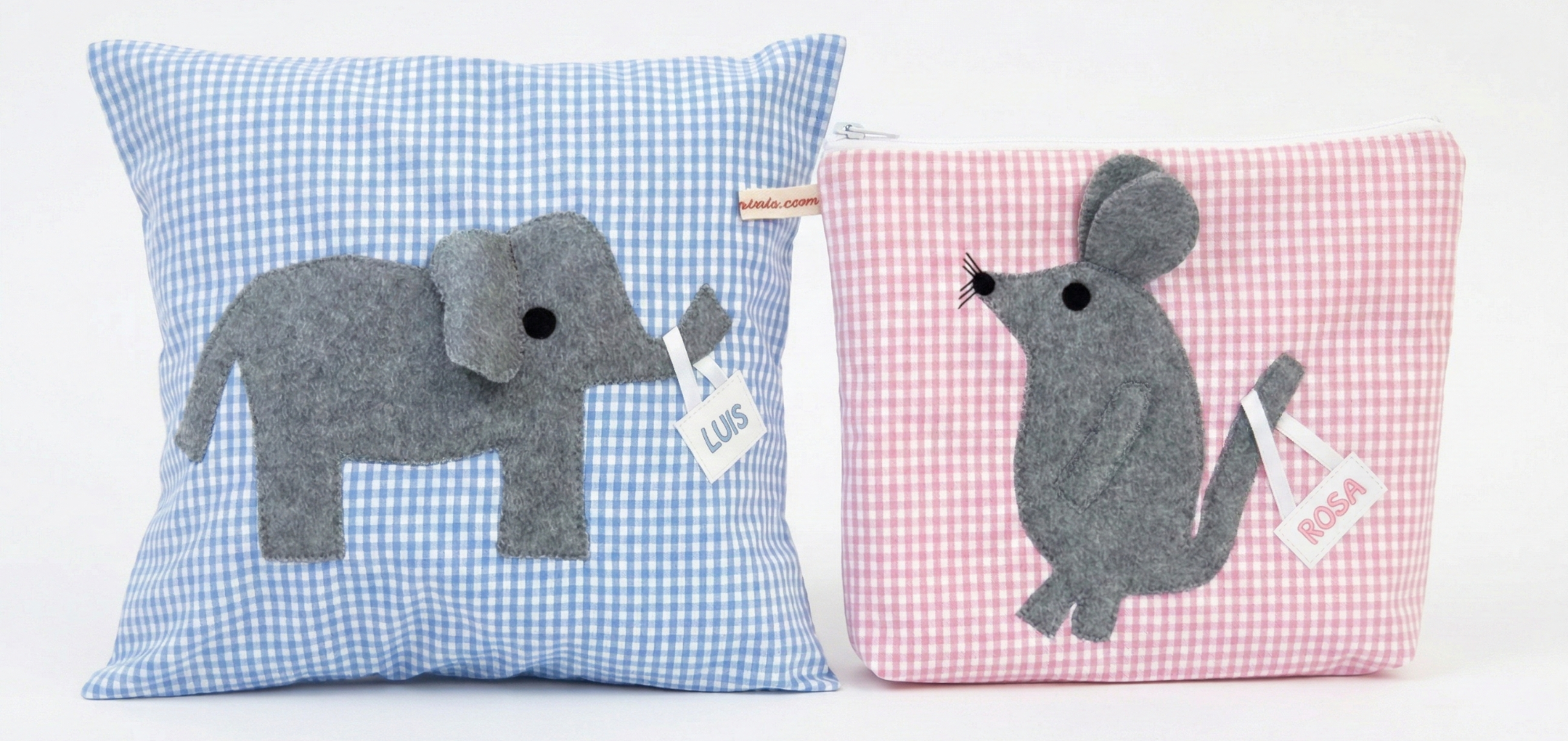 Ein personalisiertes Kissen mit Elefant und ein personalisierter Kulturbeutel mit Maus auf weißem Hintergrund.