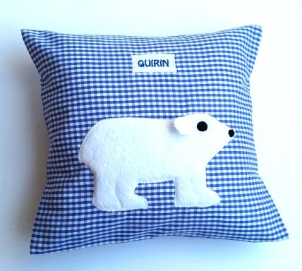 personalisiertes Kuschelkissen mit Eisbär aus Vichykarostoff 25x 28 cm