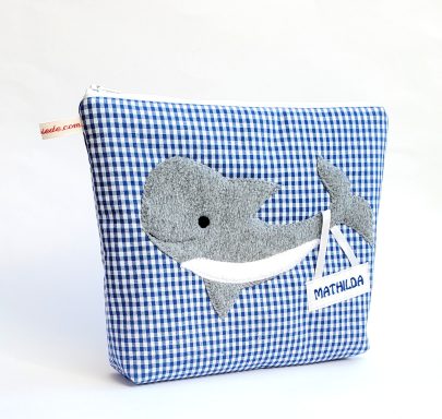 personalisierter, wattierter Kulturbeutel mit Wal aus Vichykarostoff 24 x19 x 4 cm