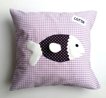 personalisiertes Kuschelkissen mit Fisch aus Vichykarostoff 25 x28 cm