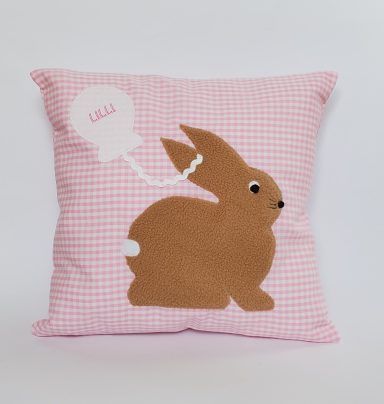 personalisiertes Kuschelkissen mit Hoppelhase aus Vichykarostoff 25x 28 cm