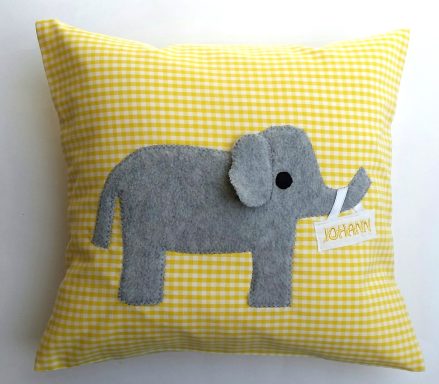 personalisiertes Kuschelkissen mit Elefant aus Vichykarostoff 25 x28 cm