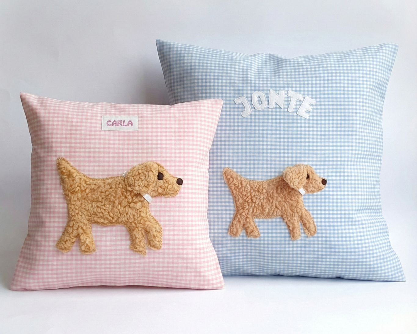 personalisierte Namenskissen in 2 Größen aus Vichykarostoff mit Motiv Hund vor weißem Hintergrund Maße 58x 28 cm und 40x 40 cm