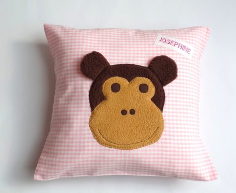 personalisiertes Kuschelkissen mit Affe aus Vichykarostoff 25x 28 cm