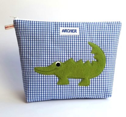 personalisierter, wattierter XL- Kulturbeutel mit Krokodil aus Vichykarostoff 31x 21x 8 cm