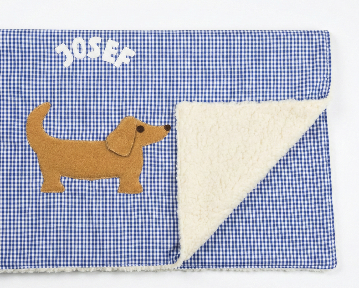 personalisierte, zweilagige Babydecke mit Motiv Dackel aus Vichykarostoff und Teddyfell vor weißem Hintergrund Maße 70x95 cm